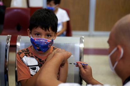 Un niño recibe la vacuna contra el coronavirus en un hospital de Ciudad de México, este mes.