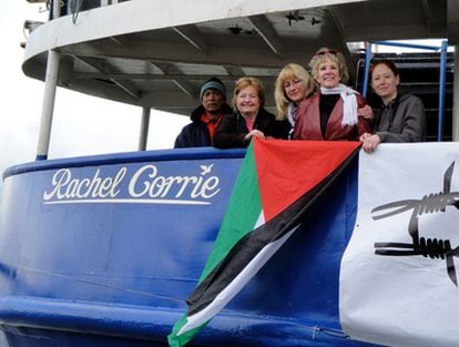 Activistas en el 'Rachel Corrie' antes de partir de Irlanda. La primera por la izquierda es la premio Nobel de la Paz Mairead Corrigan-McGuire.
