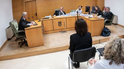 Un instante del juicio contra Juana Rivas (vestida de negro, de espaldas) celebrado en 2018 en Granada. En el centro, el juez Manuel Piñar. El abogado de Rivas, Carlos Aranguez no aparece en la imagen.