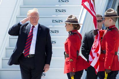 El presidente esatdounidense, Donald Trump, saluda a su llegada a la Base de la fuerza aérea canadiense de Bagotville, el 8 de junio de 2018.
