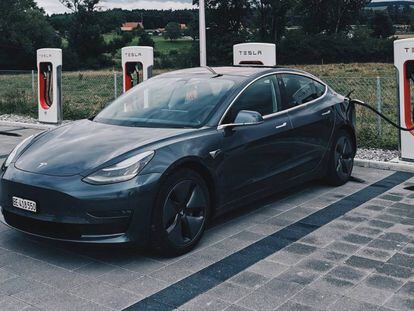 Los supercargadores de Tesla serán compatibles con coches eléctricos de otras marcas