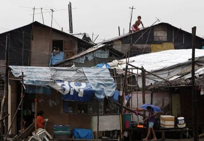 Residentes filipinos refuerzan sus viviendas en una aldea costera en Las Pinas, sur de Manila (Filipinas), 8 de noviembre de 2013.