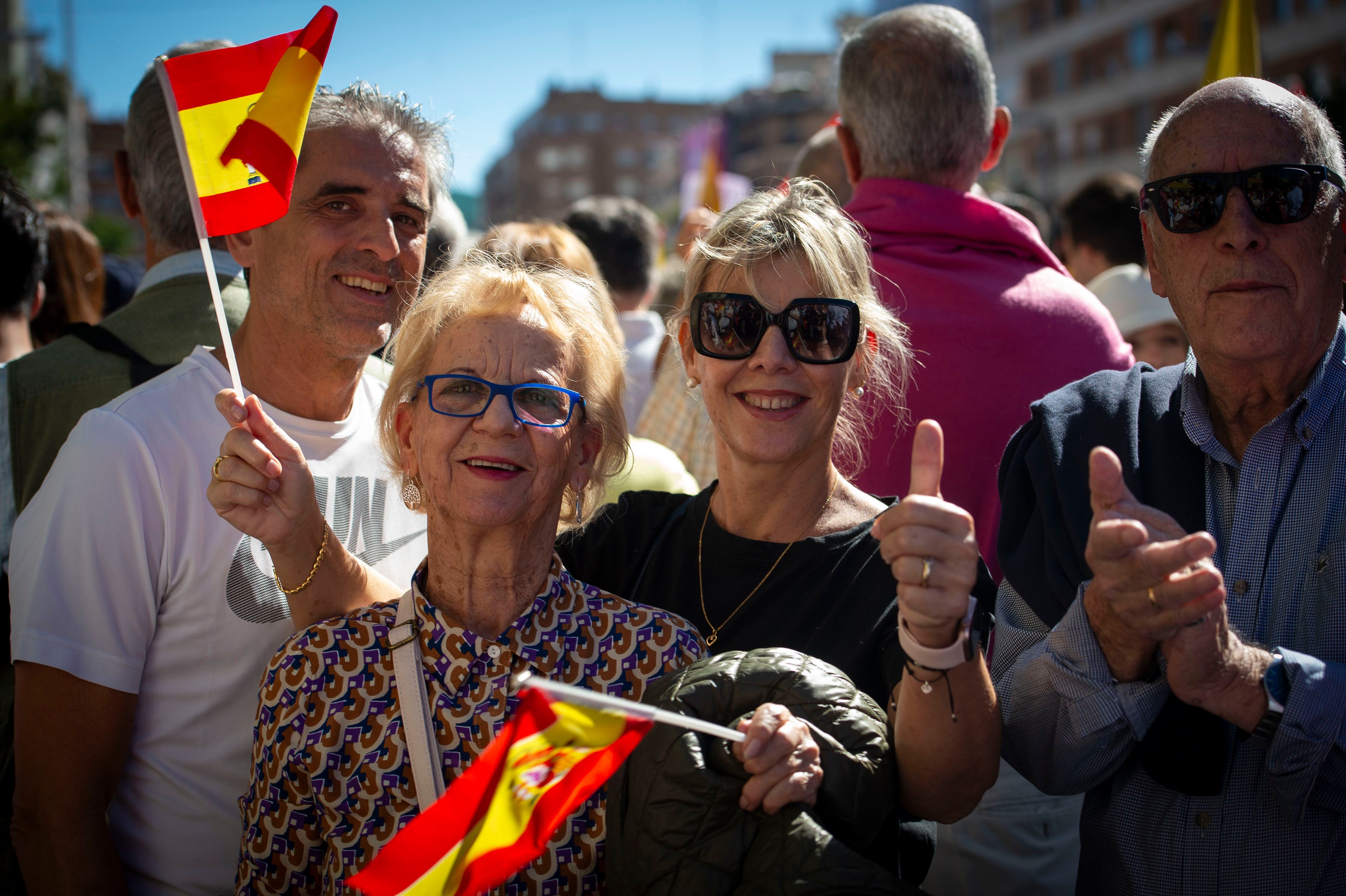 Toñi, de negro en el centro de la foto, con los miembros de su familia en el mitin del PP de este domingo.