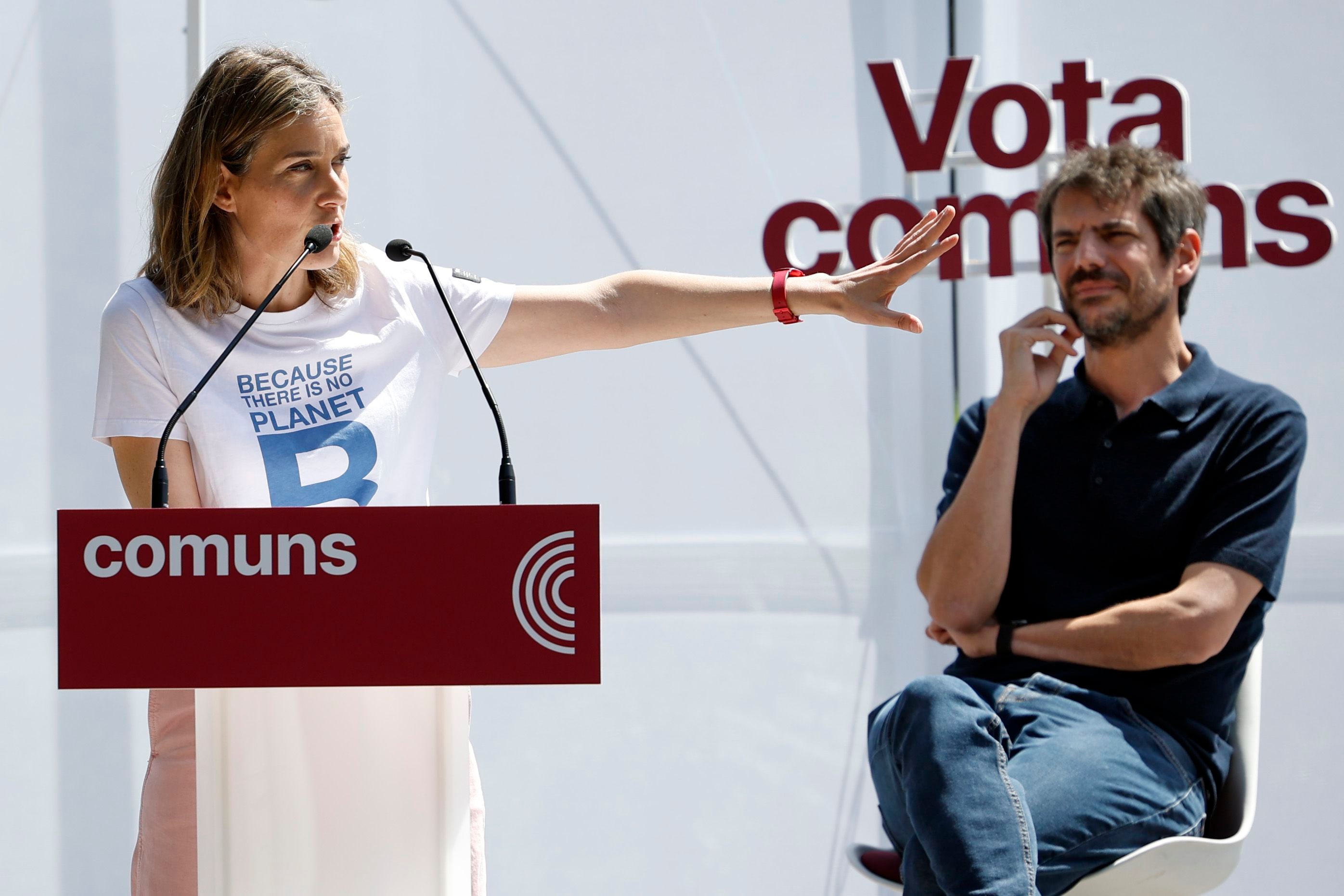 GRAFCAT3916. EL PRAT DE LLOBREGAT (BARCELONA), 04/05/2024.- La candidata de Comuns Sumar a la presidencia de la Generalitat, Jéssica Albiach, y el ministro de Cultura, Ernest Urtasun, durante el acto electoral que han celebrado este sábado en El Prat de Llobregat (Barcelona). EFE/Alberto Estevez
