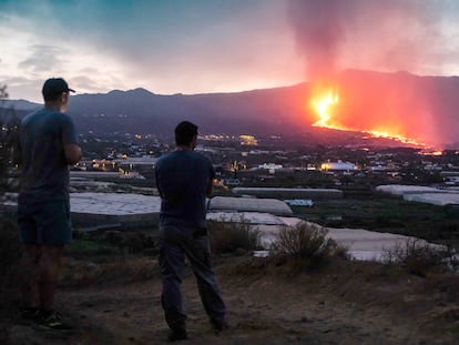 Vistas del volcán Cumbre Vieja expulsando lava y piroclasto, tomadas desde la montaña de La Lagunas donde hay invernaderos de plátanos, a 28 de septiembre en Las Manchas, La Palma, Santa Cruz de Tenerife, Canarias (España). Tras varias horas de inactividad, el volcán se reactivó ayer y entró en una fase ‘efusiva’ en la que vuelve a generar fuertes explosiones de tipo estromboliano y lava más fluida y con mayor capacidad para moverse. Estas gran coladas de lava se encuentran a 1 kilómetro del Océano Atlántico y a su llegada al mar podría provocar reacciones químicas adversas. Desde su erupción el pasado domingo, 19 de septiembre, el volcán de La Palma ha dejado al menos 6.000 personas evacuadas y unas 400 edificaciones dañadas.
28 SEPTIEMBRE 2021;VOLCÁN;LA PALMA;SANTA CRUZ DE TENERIFE;CANARIAS
Kike Rincón / Europa Press
28/09/2021