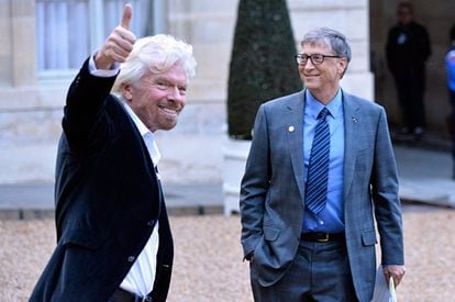 Bill Gates (d) y Richard Branson a su salida de la reunión con el presidente francés, Emmanuel Macron. 