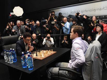 Carlsen, a la derecha, frente a Caruana durante los primeros minutos del desempate del Mundial de Londres