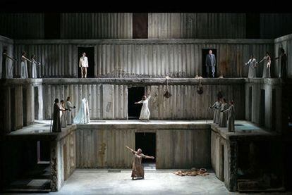 Espectacular imagen de la escenografía de Anselm Kiefer para la ópera <i>Elektra</i> de Strauss, estrenada ayer en el Teatro Real.