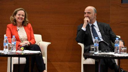 La ministra de Economía, Nadia Calviño, con el comisario Pierre Moscovici, el pasado mes de septiembre. / Víctor Lerena (EFE)