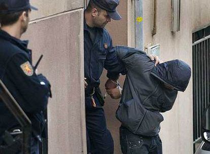 Uno de los detenidos por la policía en Santa Coloma de Gramenet.