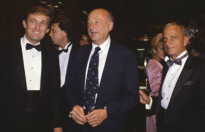 De izquierda a derecha, Donald Trump, el alcalde Ed Koch y Roy Cohn en la inauguraci&oacute;n de la Torre Trump en 1983.