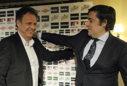 Caparrós (izquierda) y García Macua se felicitan por la renovación del técnico.
