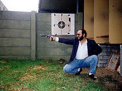 Imad Barakat, <b></b><i>Abu Dahdah,</i> presunto dirigente de Al Qaeda, practica con un revólver en una galería de tiro.