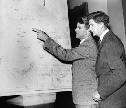 George Lowe (derecha) con Hillary, en 1955, durante una presentaci&oacute;n de la Expedici&oacute;n Transant&aacute;rtica en Londres. 