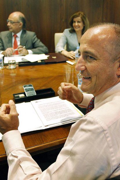 Sebastián con Montoro, al fondo, en la reunión de ayer.