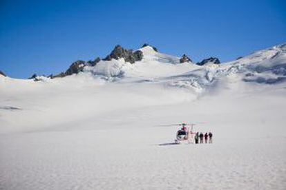 Un helicóptero posado sobre el glaciar Franz Josef, en la isla Sur de Nueva Zelanda.