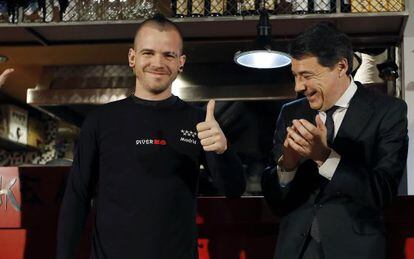 Muñoz posa con su nuevo atuendo laboral ante González.
