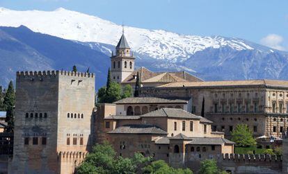 La Alhambra de Granada con la Sierra Nevada al fondo