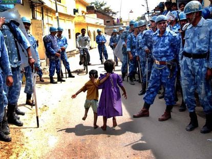 Soldados en las calles de Ayodhya (India), en 2002. La ciudad se ha convertido en un lugar de disputa entre hindúes y musulmanes. 