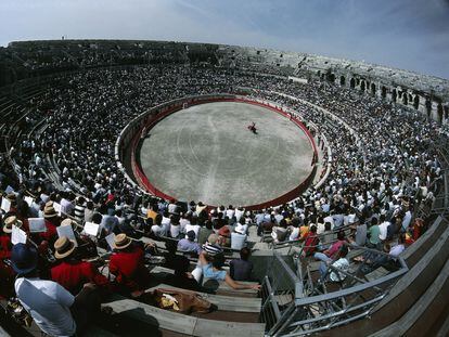 Espectadores durante una corrida de toros en la plaza de Nimes (Francia).