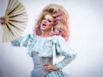La 'drag queen' y poeta Pink Chadora retratada, el 11 de julio de 2023, en una azotea del barrio madrileño de Carabanchel.