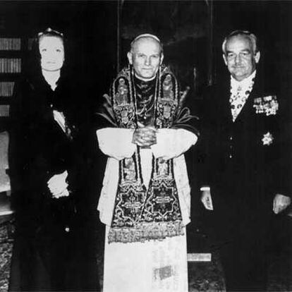 Raniero, su esposa Grace Kelly y Juan Pablo II, en una audiencia en el Vaticano en 1978.