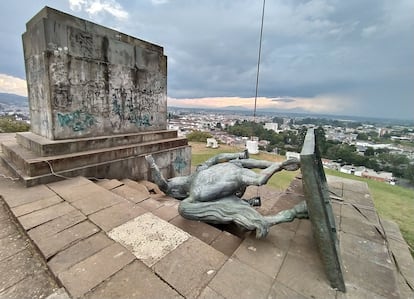 Indígenas colombianos derribaron y decapitaron una estatua del conquistador español Sebastián de Belalcázar en Popayán (Colombia), el 16 de septiembre de 2020. 