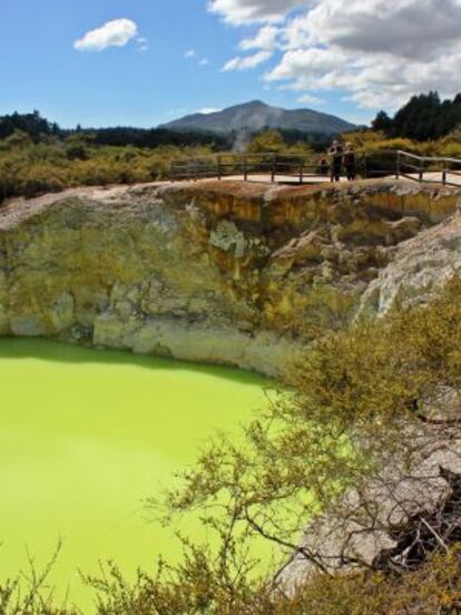 El cráter del diablo, en la reserva de Wai-O-Tapu, Rotorua (Nueva Zelanda).