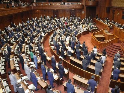 Los parlamentarios japoneses, este viernes en la sesión en la que han aprobado elevar a los 16 años la edad de consentimiento sexual.