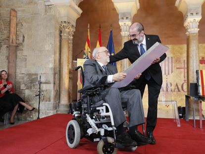 El presidente de Aragón, Javiér Lambán, entrega el premio Aragón 2022 al historiador Eloy Fernández Clemente, el pasado abril.