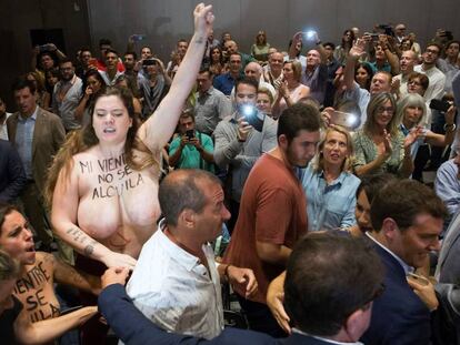 Dos activistas de Femen interrumpen la llegada de Albert Rivera a un acto con simpatizantes en Málaga.