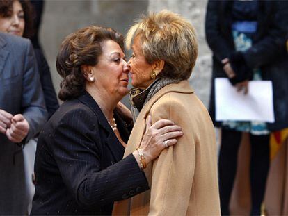 La vicepresidenta del Gobierno, María Teresa Fernández de la Vega, y la alcaldesa de Valencia, Rita Barberá, se saludan en el acto celebrado en Valencia.