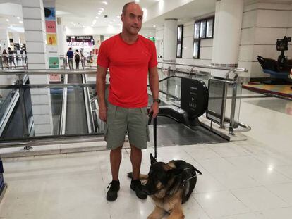 Pedro Delgado, con su perro guía 'Viero', en el centro comercial de Tenerife en el que trabaja.