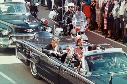 John F. Kennedy durante el recorrido en Dallas, Texas, el 22 de noviembre de 1963 antes de ser asesinado.