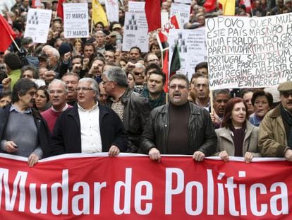 Armenio Carlos (2-izq), líder de la Confederación General de Trabajadores Portugueses (CGTP-IN) durante una manifestación contra las medidas de austeridad del Gobierno en Lisboa, Portugal.