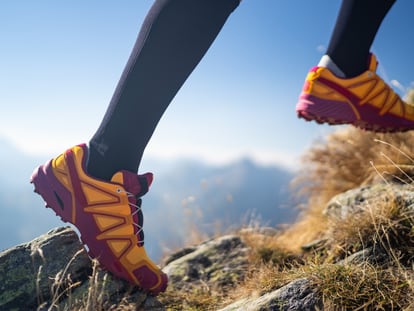 Aunque los calcetines de compresión son muy populares entre deportistas también son adecuados para quienes pasan muchas horas de pie. GETTY IMAGES