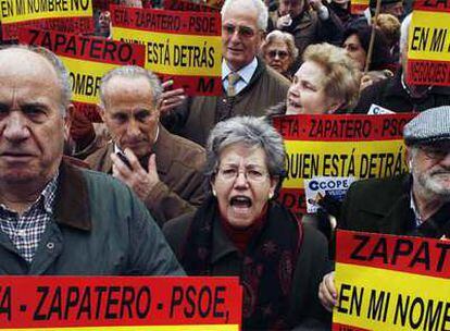 Un momento de la concentración de la AVT en Madrid.