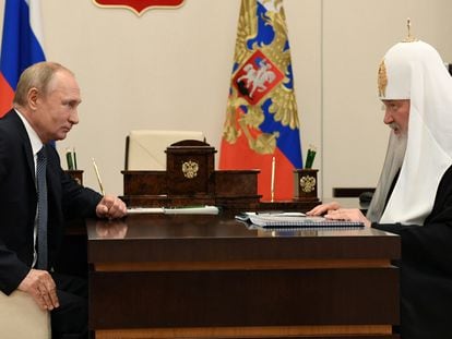 El presidente de Rusia, Vladímir Putin, se reúne con el patriarca Kiril en la residencia oficial de Novo-Ogaryovo, en noviembre de 2020.