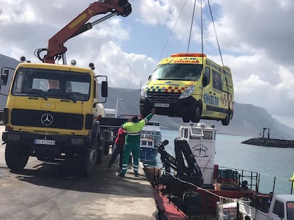Traslado de ambulancia medicalizada a La Graciosa, el pasado 25 de marzo.