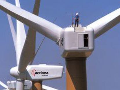 Un operario de Acciona revisa los aerogeneradores fabricados por la propia empresa.