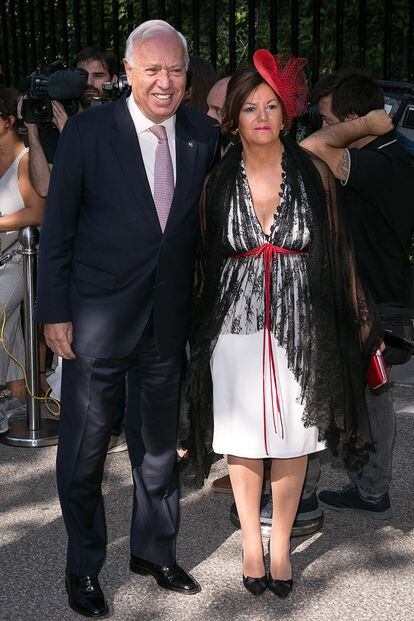José Manuel García-Margallo, exministro de Asuntos Exteriores y su mujer, María Isabel Barreiro, que combinó blanco, negro y rojo.