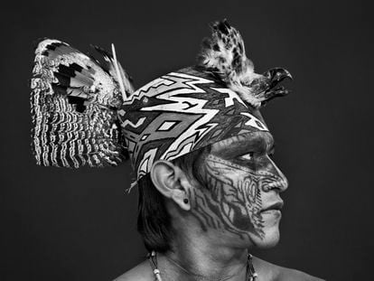 Amazonia ©Sebastião Salgado   -----PIEFOTO----    Miró, con un gorro decorado con el pico de un águila (que ellos denominan halcón real). Tierra indígena yawanawá del río Gregorio, Estado de Acre (Brasil), 2016.