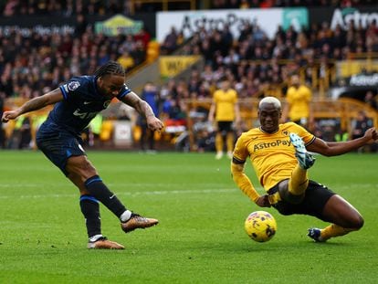 Sterling remata este domingo en el partido entre Chelsea y Wolves.