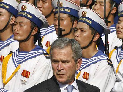 El presidente Bush, ante una guardia de honor en el palacio presidencial de Hanoi.