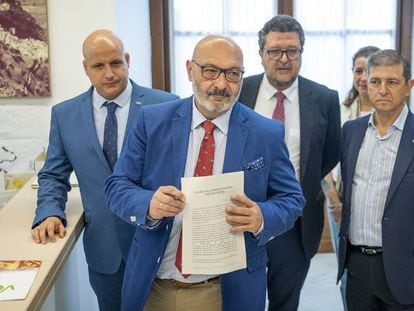 Los diputados de VOX, Alejandro Hernández, Rodrigo Alonso y Francisco Serrano en el Parlamento andaluz durante el registro de la enmienda a la totalidad del proyecto de Ley de Presupuestos. En vídeo, declaraciones de Hernández.