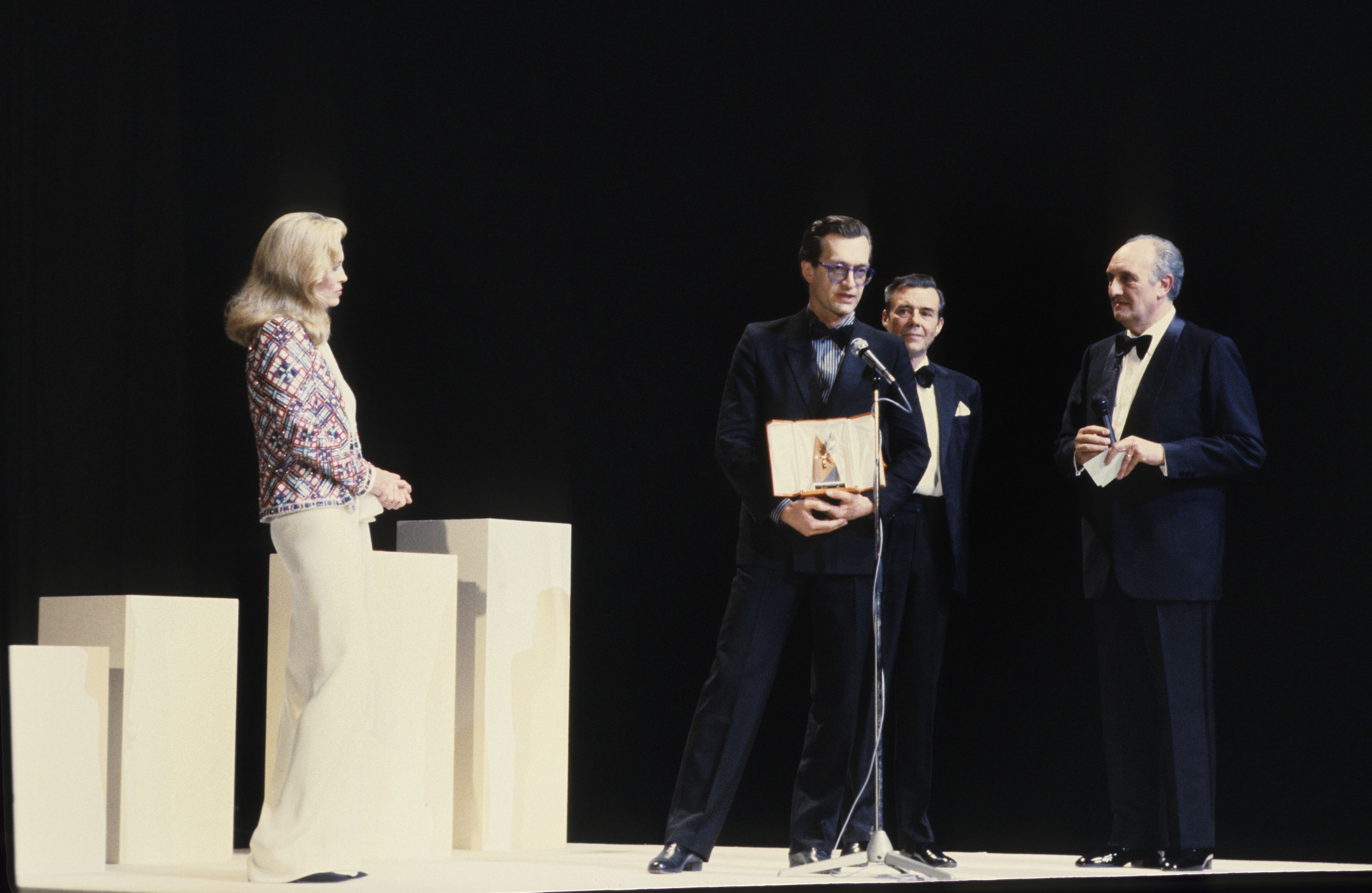 Wim Wenders, con la Palma de Oro de Cannes en mayo de 1984. Le rodean Faye Dunaway, Dirk Bogarde y el presentador francés Pierre Tchernia.