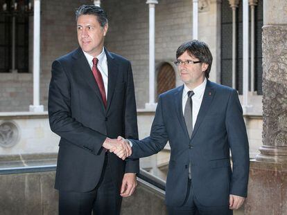 Xavier Garcia Albiol (i) y Carles Puigdemont (D) se saludan antes de la reuni&oacute;n este jueves. 