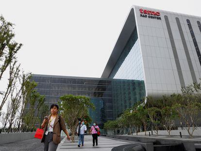 Varias personas pasean en el exterior del edificio del fabricante de chips TSMC en Taiwán, el 28 de julio.