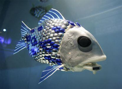 Un modelo de pez robot diseñado para detectar contaminación bajo el agua, en el Aquarium de Londres