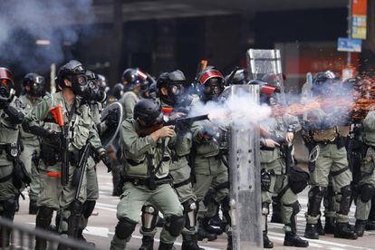 La policía dispara gases lacrimógenos para dispersar a los manifestantes antigubernamentales en Hong Kong.